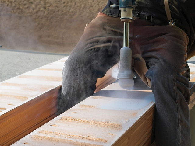 Sandstrahlen zur Bearbeitung von Holz